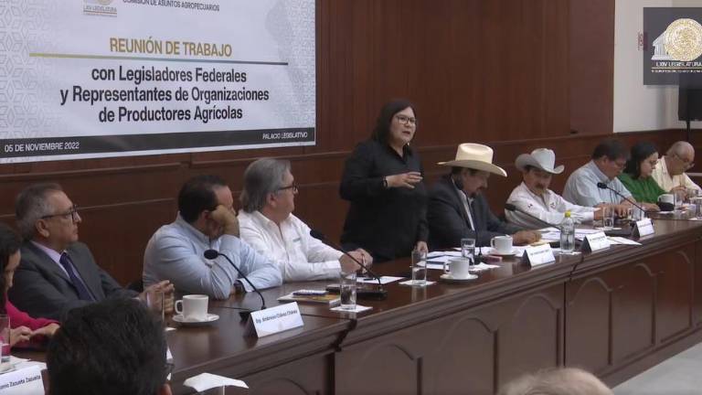 La reunión de trabajo entre senadores, diputados y líderes agrícolas se realizó en el Congreso del Estado.