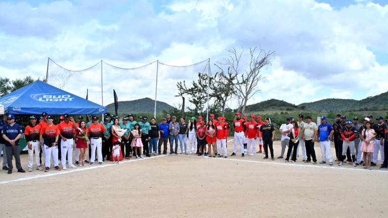 Los deportistas atentos a la ceremonia.