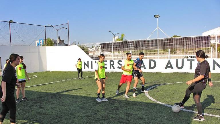 El futbol bardas es uno de los deportes que se jugará.