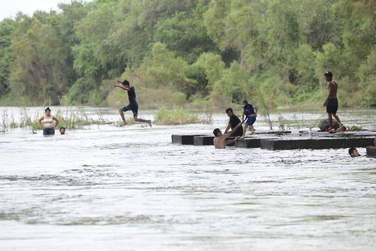 Bañistas aprovechan el alto caudal del Río Presidio para refrescarse