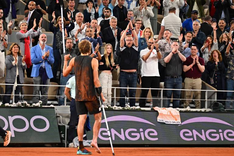 Zverev se lesiona y sale en silla de ruedas; Nadal va a la final de Roland Garros