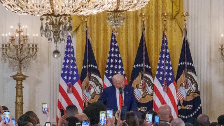 El Presidente de Estados Unidos Donald Trump dice que sí pediría a la Fiscal General investigar a políticos mexicanos que se beneficiarían del tráfico de fentanilo y de personas.
