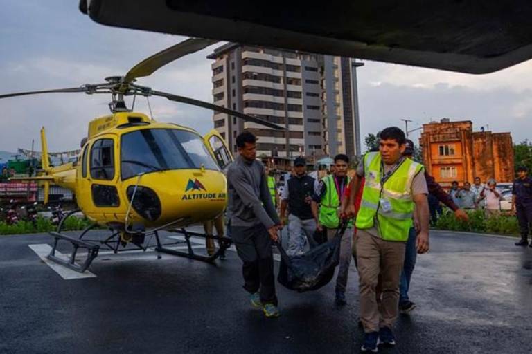 Cinco turistas mexicanos mueren en accidente de helicóptero en Nepal, cerca del Everest