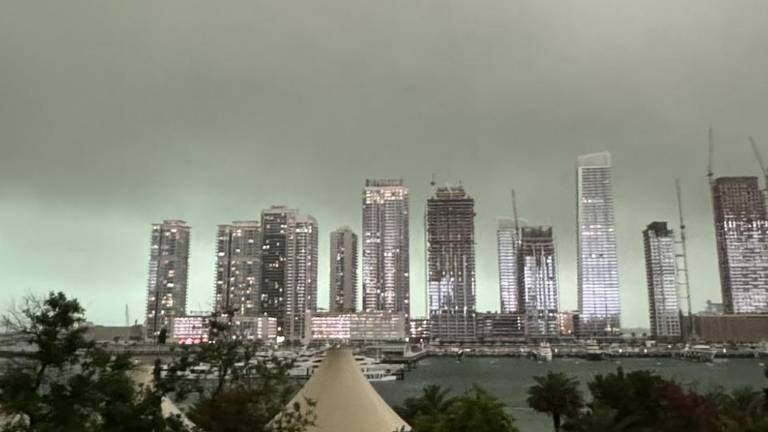 Las lluvias azotaron a los Emiratos Árabes Unidos.