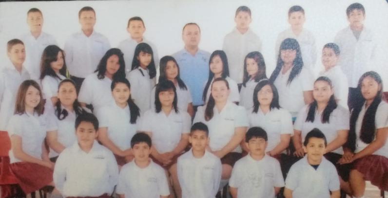 $!Christian Nodal cumple promesa y le regala camioneta a su maestro de primaria