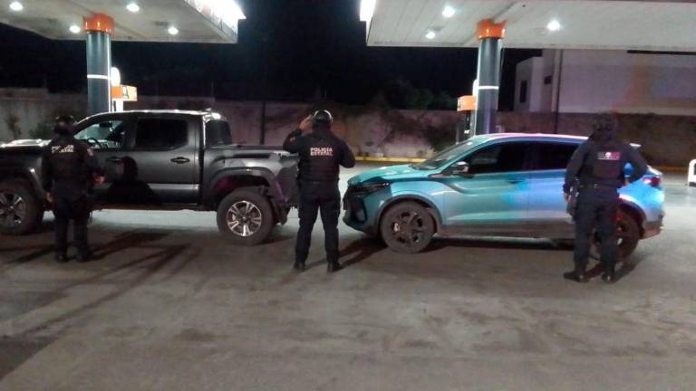Dos camionetas con reporte de robo fueron aseguradas por la Policía Estatal en el libramiento Benito Juárez, en Culiacán.