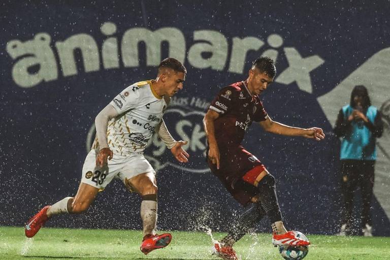 Cirilo Saucedo, molesto por jugar en un campo destruido por la lluvia