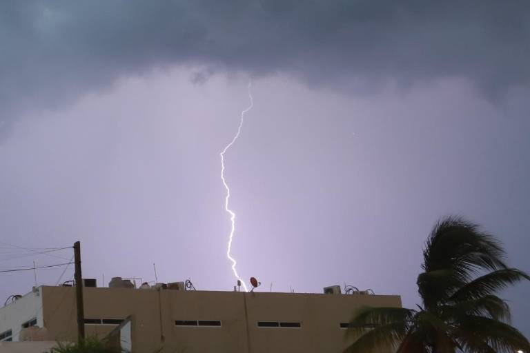 Azotan a Mazatlán fuertes lluvias y tormenta eléctrica la tarde de este sábado