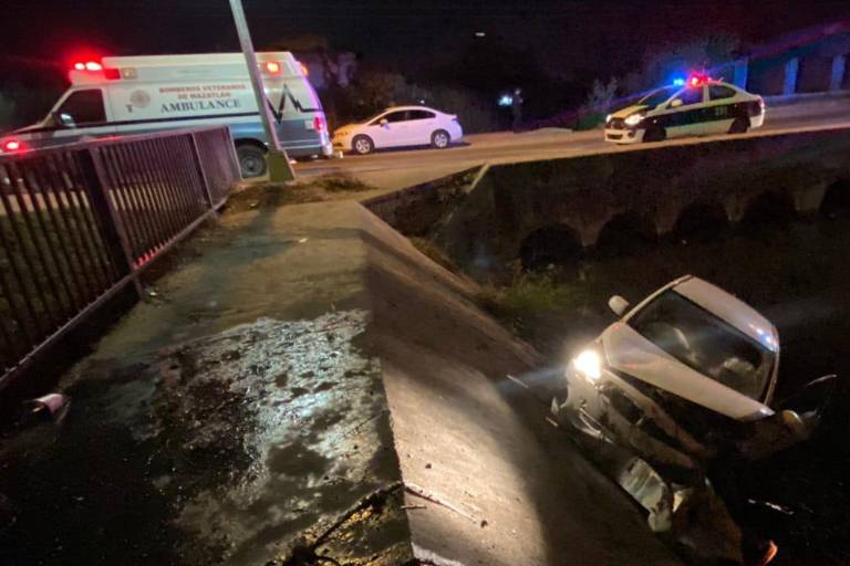 Auto cae a canal pluvial en Mazatlán; hay una mujer lesionada
