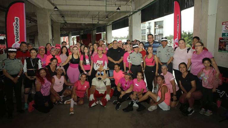 Un gran grupo de personas participaron con entusiasmo en la máster class de zumba a beneficio de Casa Valentina que organizó Club Venados.
