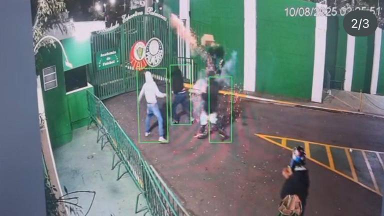 Cinco encapuchados arrojan artefactos explosivos en el centro de entrenamiento del Palmeiras.