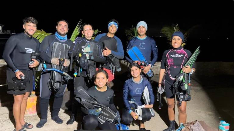 El Mussa Coral Fest busca que la comunidad se integre a las actividades de conservación de los arrecifes de coral, como el caso de este grupo de voluntarios que sonríen junto a la bióloga marina Johanna Calle en una actividad en Cozumel.