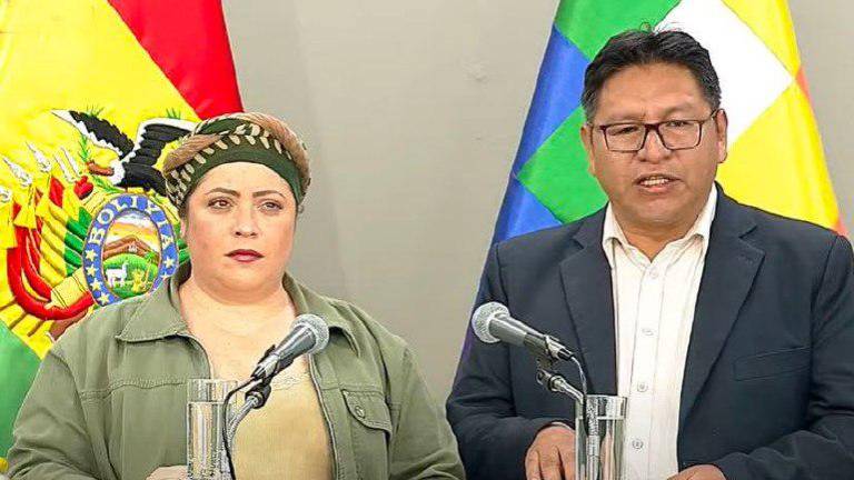 María Nela Prada, Ministra de la Presidencia de Bolivia, junto al Vicecanciller, Freddy Mamani.