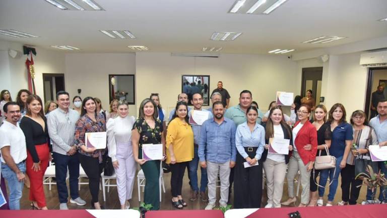 El evento se desarrolló en el salón de cabildo de Palacio Municipal en la ciudad de Los Mochis.