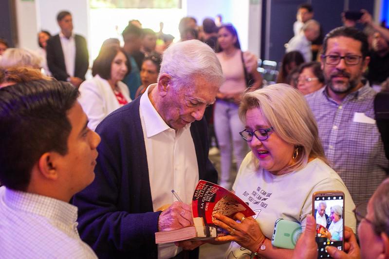 $!El Nobel de Literatura firma libros a sus lectores.
