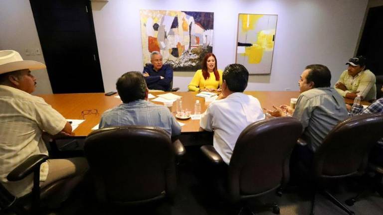 La Secretaria de Pesca Flor Emilia Guerra Mena y el Gobernador Rubén Rocha Moya se reunieron con representantes del sector pesquero.