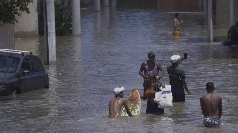 Calles, viviendas y la línea de metro de la ciudad sufrieron daños graves por el impacto de las inundaciones.
