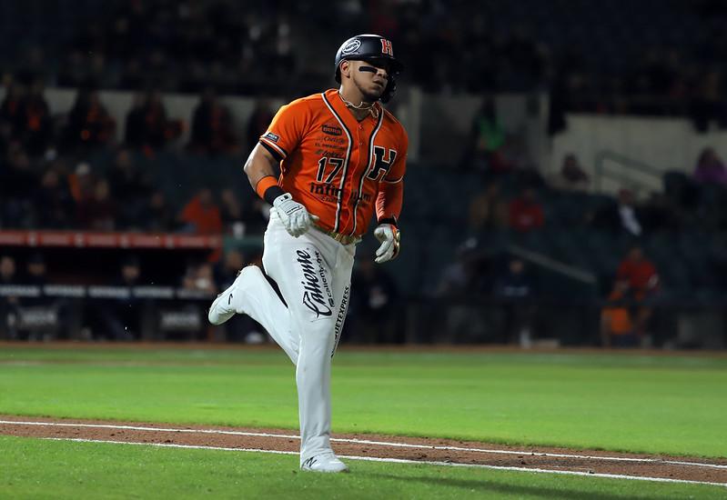 $!Con poder ofensivo Naranjeros toma ventaja ante Algodoneros en la semifinal