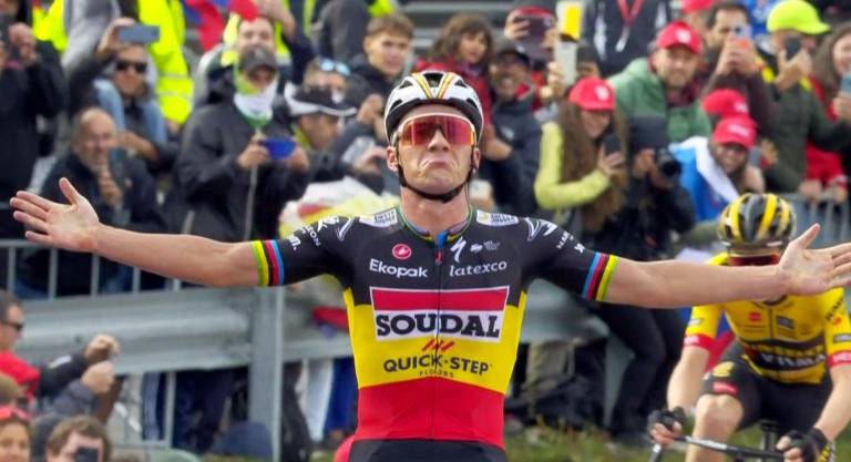 Evenepoel pone la bandera de líder de la Vuelta a España en Arinsal