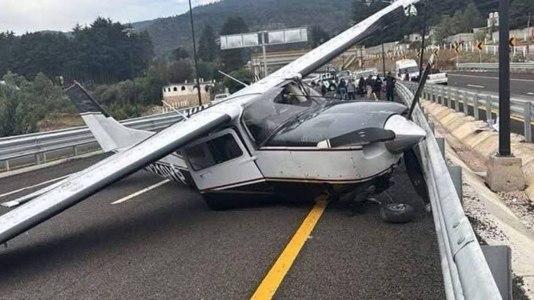La avioneta presentó fallas en uno de sus motores, por lo que el piloto aterrizó de emergencia en la nueva autopista de Real del Monte-Huasca, en Hidalgo.