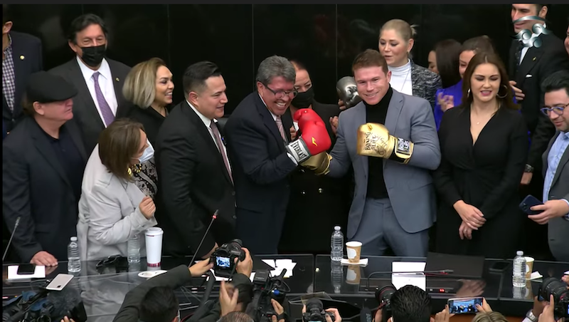 $!Canelo Álvarez causa conmoción en su visita al Senado