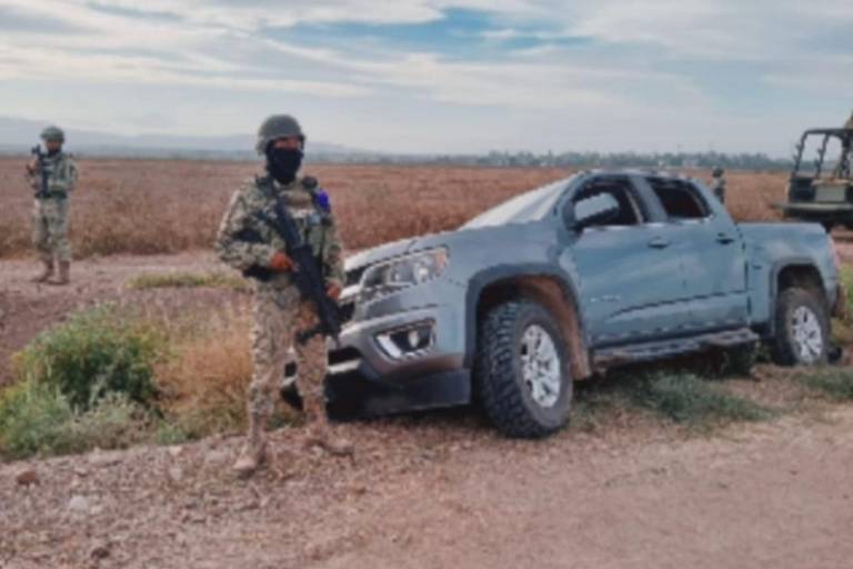 Militares aseguran vehículo con reporte de robo y armamento en Culiacán