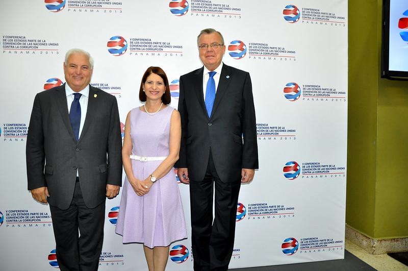 $!Los miembros de la familia del presidente panameño Ricardo Martinelli son clientes de Alcogal desde al menos finales de la década de 1990. En la imagen aparece a la izquierda en un evento anticorrupción en Panamá. Foto: UNIS Viena