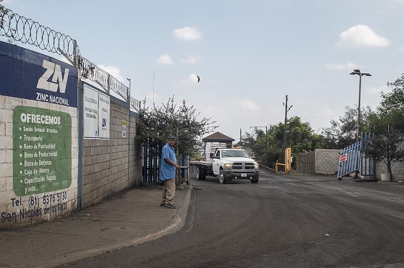 $!Un hombre camina cerca de uno de los ingresos a la planta en San Nicolás de los Garza.