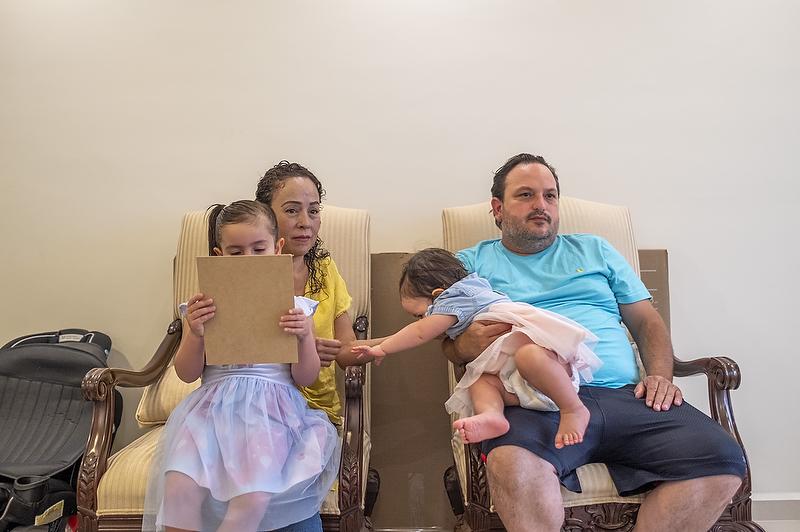 $!Leticia Vázquez con su esposo, Edelmiro Gómez, y sus dos hijas en su casa, cerca de Zinc Nacional.