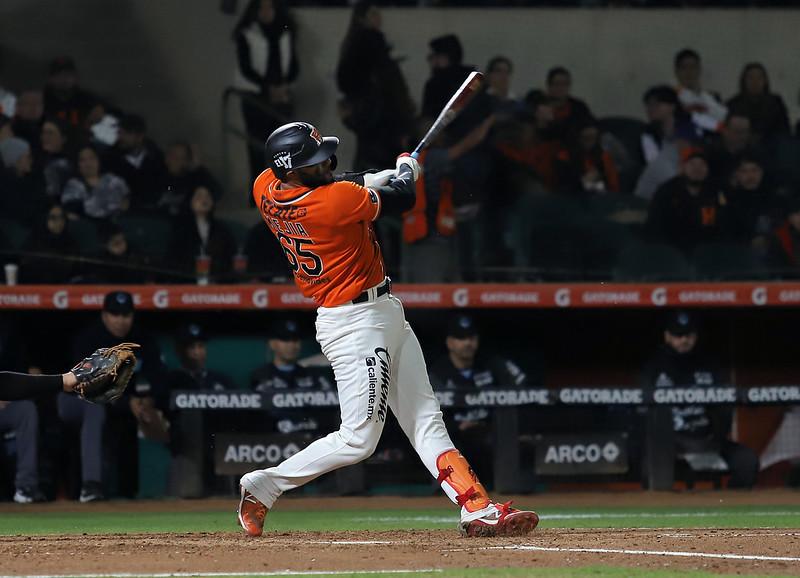 $!Con poder ofensivo Naranjeros toma ventaja ante Algodoneros en la semifinal