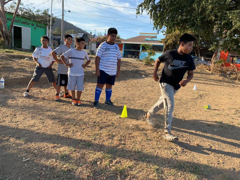 $!Clínicas de futbol arrancan con éxito en Valles de Urías