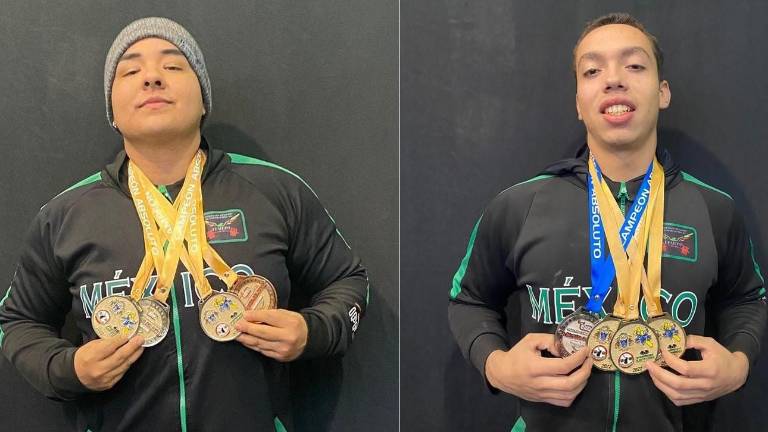 Maytia Millán y José Luis Hernández muestran sus medallas conseguidas en el Interestatal del Norte de Powerlifting.