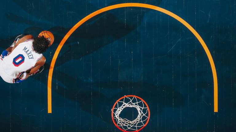 Tyrese Maxey catapultó a los Sixers a un triunfo que los mantiene con vida en los playoffs.