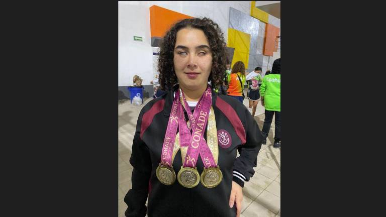 La mazatleca Claudia Aguirre luce sus tres preseas doradas.