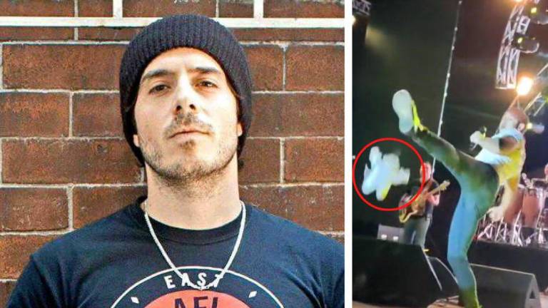 José Madero genera polémica por destrozar regalos de los fans.
