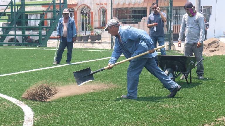 La cuadrilla de infraestructura del Instituto Municipal del Deporte continúa con el mejoramiento de la cancha.
