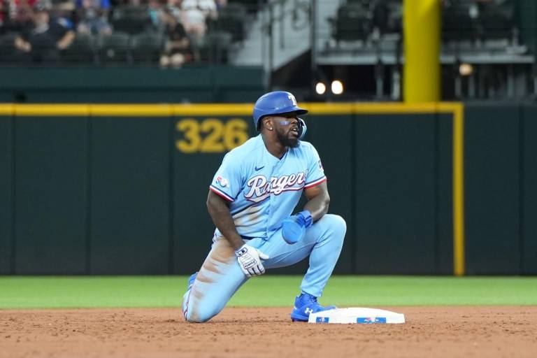 Adolis García lidera ataque de Rangers contra Bravos