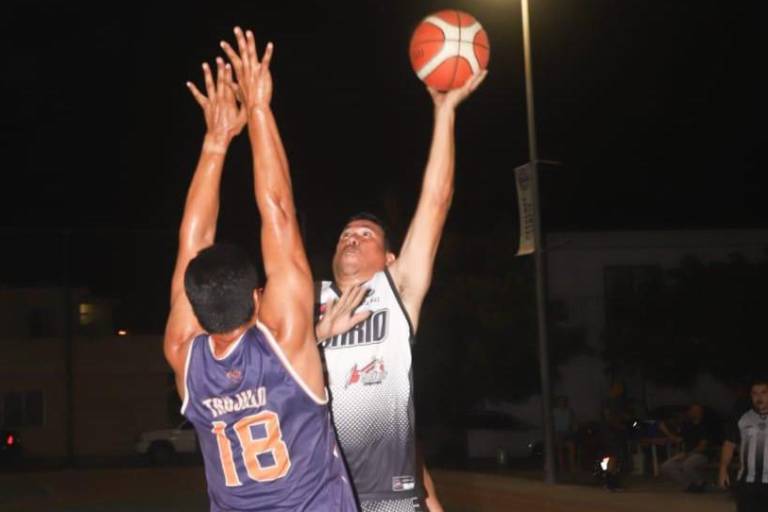 Pistones avanzan con paso firme en Liga Veteranos de Baloncesto