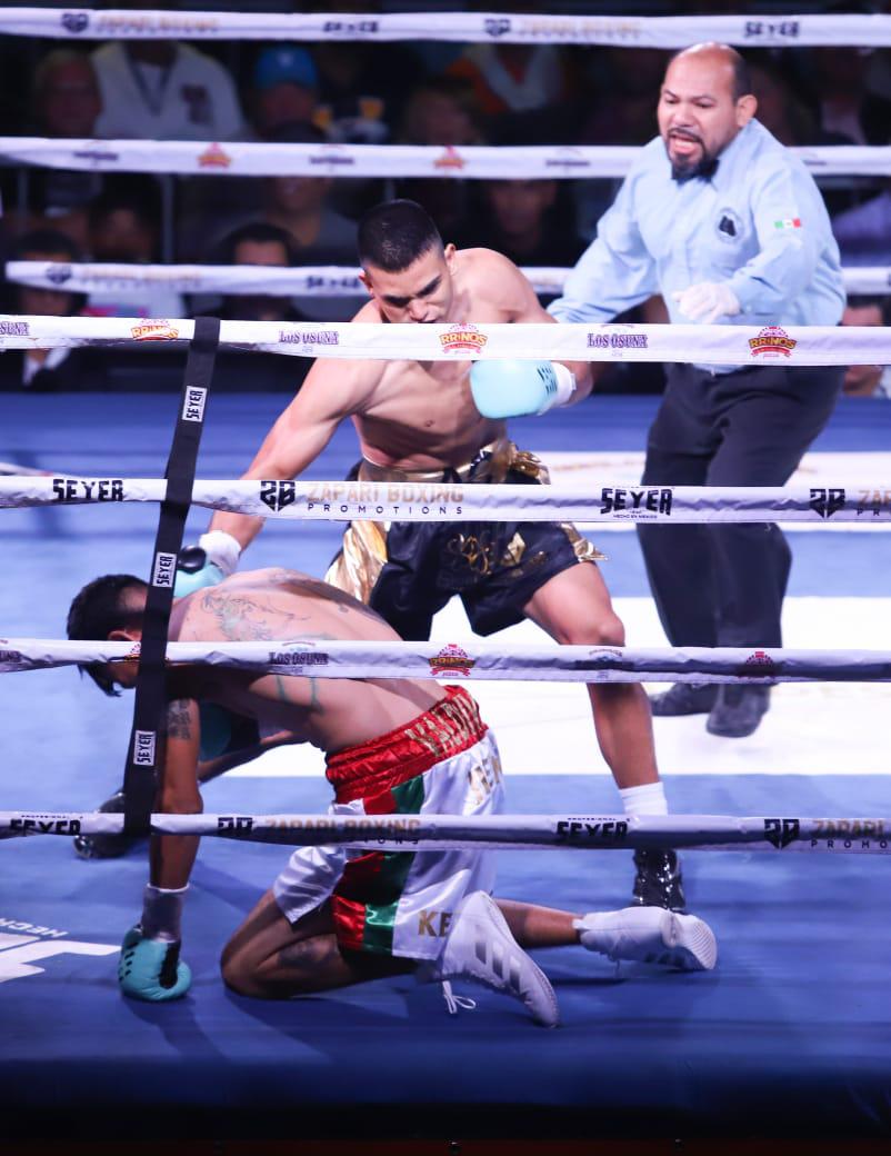 $!Feroz triunfo de Juan Estrada en velada de box Sangre Nueva 2