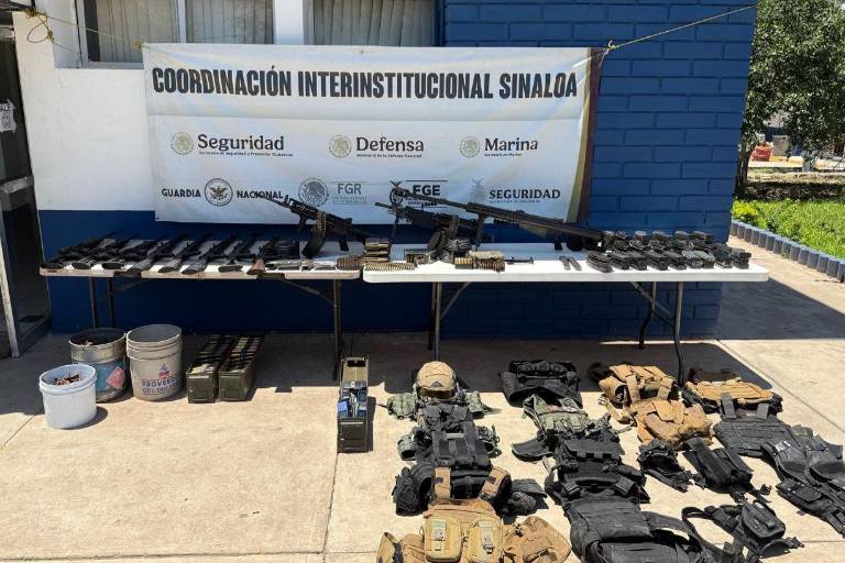 Tres detenidos y arsenal asegurado tras agresión a militares en la carretera Culiacán-Navolato