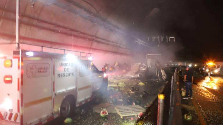 Fue en el tunel El Carrizo donde se registró un choque por alcance y un tractocamión se incendió.
