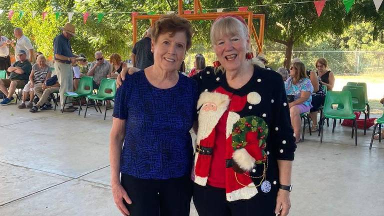 Arlene Stephenson y Linda Hannnawalt, la líder del programa escolar y la presidente Asociación Friends of México A.C, respectivamente, fueron las principales organizadoras del convivio decembrino.