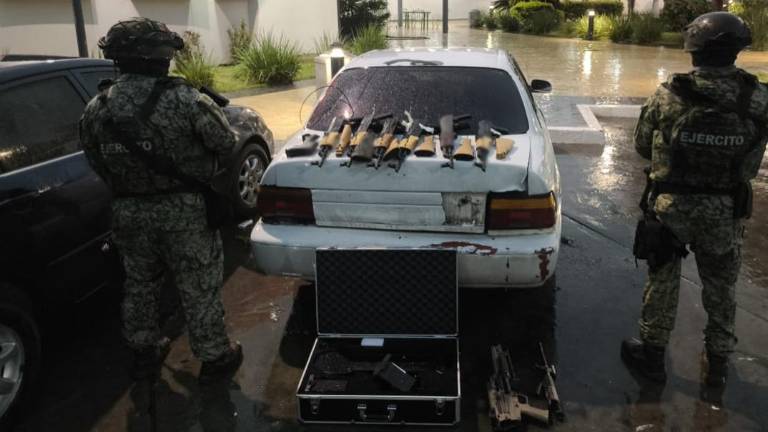 Elementos del Ejército Mexicano aseguraron un dron de alta tecnología oculto en un automóvil en aparente estado de abandono en Culiacán.