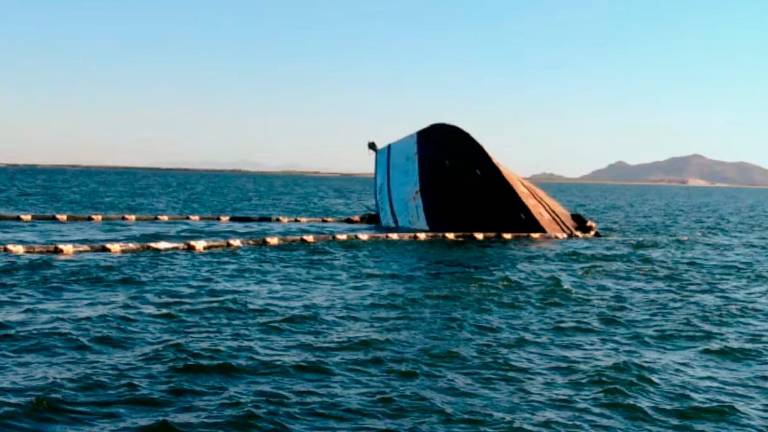 Chocan ferri y barco camaronero en Topolobampo