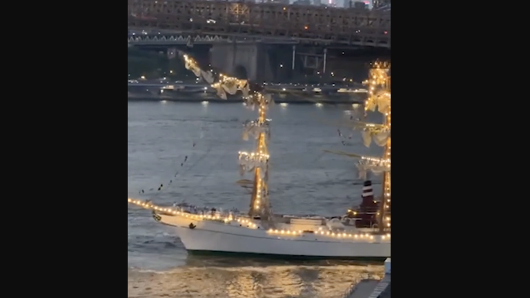 El Buque Escuela Cuauhtémoc se impactó este sábado contra el puente de Brooklyn, en Nueva York, durante su crucero de instrucción en Estados Unidos.