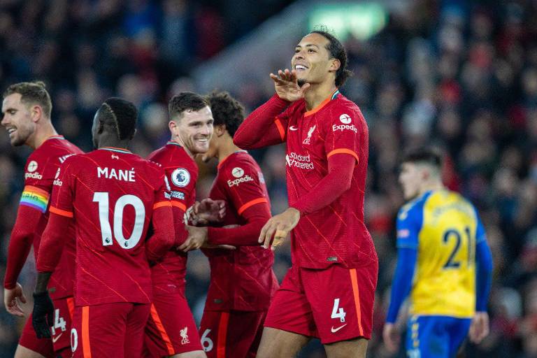 Liverpool vence 4-0 al Southampton y queda a 1 punto de Chelsea en la Liga Premier