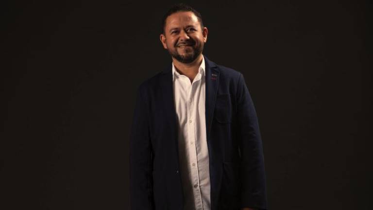 Edxon Rodríguez participa en el documental A qué sabe Sinaloa, aportando su experiencia en la producción y edición de proyectos audiovisuales.
