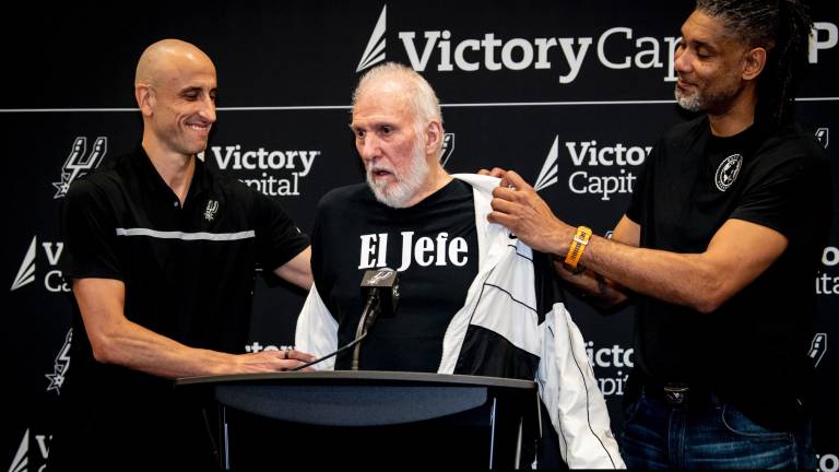 Gregg Popovich dejó ver la leyenda de ‘El Jefe’, cuando Manu Ginóbili y Tim Duncan le ayudaron a quitarse la chaqueta.