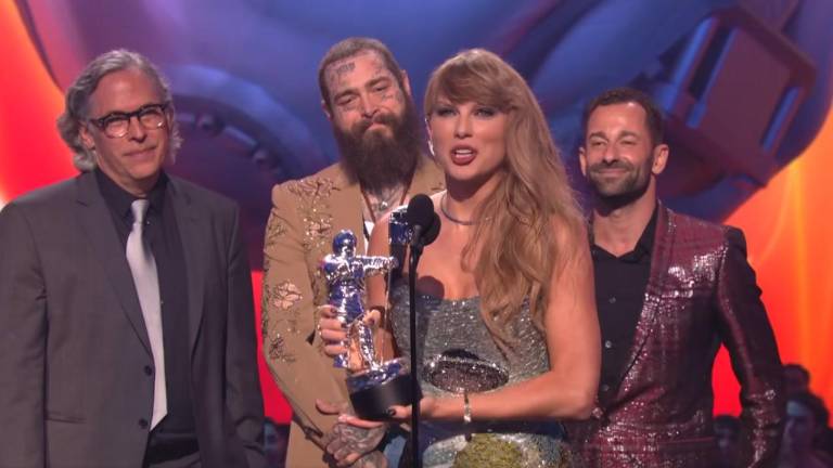 Rodrigo Prieto junto a Taylor Swift el ganar el premio al mejor video por Fortnight.