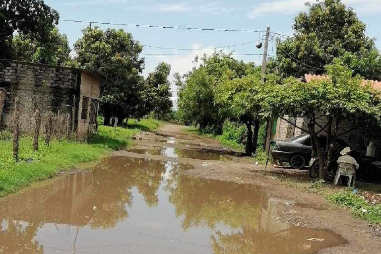 Palmillas suma 20 horas sin luz; ‘no aguantamos el calor’, claman en Escuinapa